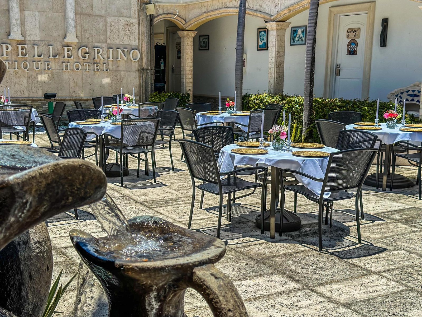 A coral-stone courtyard across the street from the beach, with room for about 60.